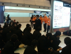 羽田空港での出発式。団長は根岸教頭先生。